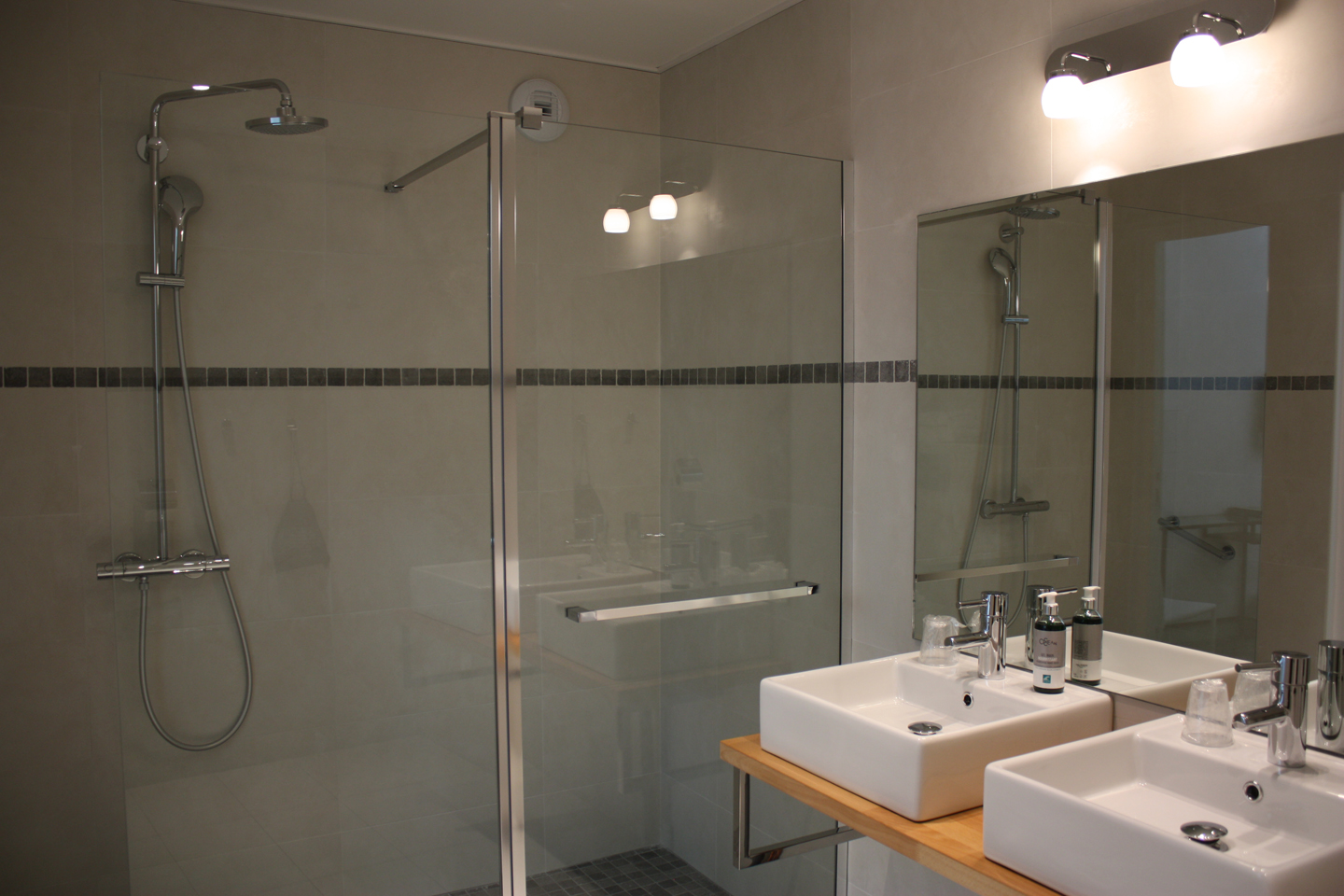 HABITACION ACCESIBLE PARA MOVILIDAD REDUCIDA Hôtel Le Dauphin HABITACION ACCESIBLE PARA MOVILIDAD REDUCIDA Hôtel Le Dauphin
